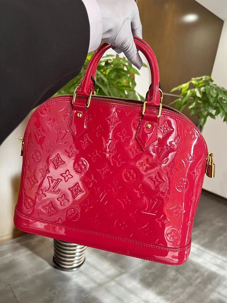 lv alma红色漆皮贝壳包 经典永不过时 lv alma 红色漆皮贝壳包 ,尺寸