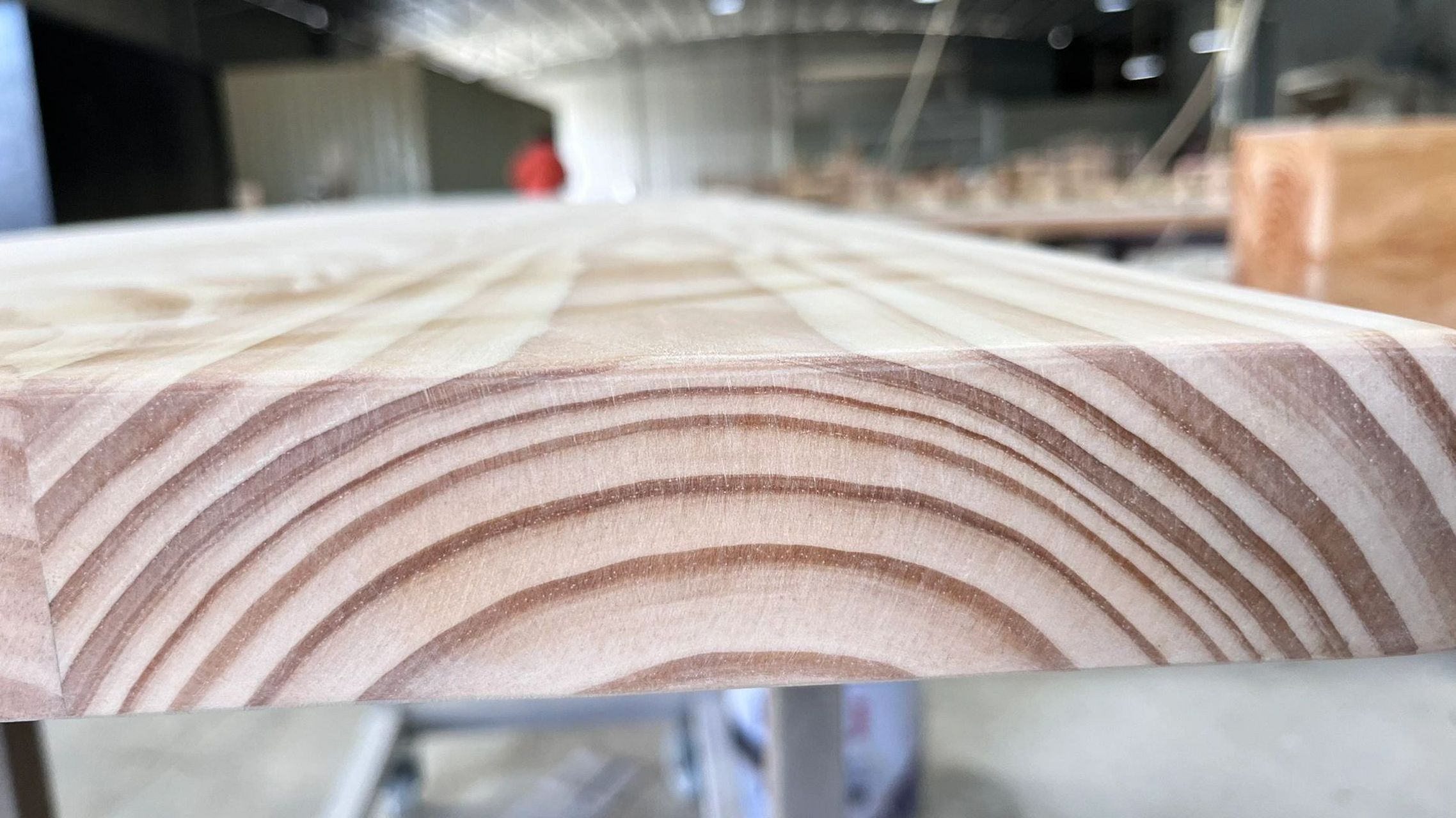 实木贴皮:这个市面种类非常广,有各种材料压在