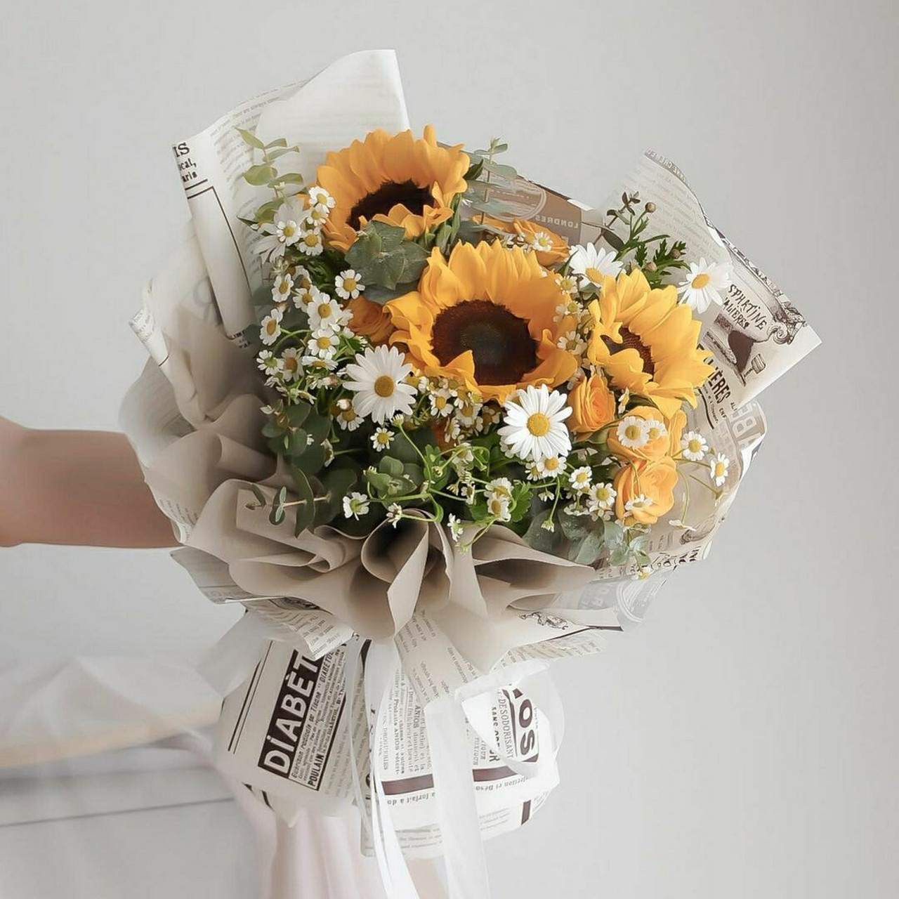 向日葵洋甘菊清新花束搭配 花之海岸鲜花速递9994 大家好,今天给