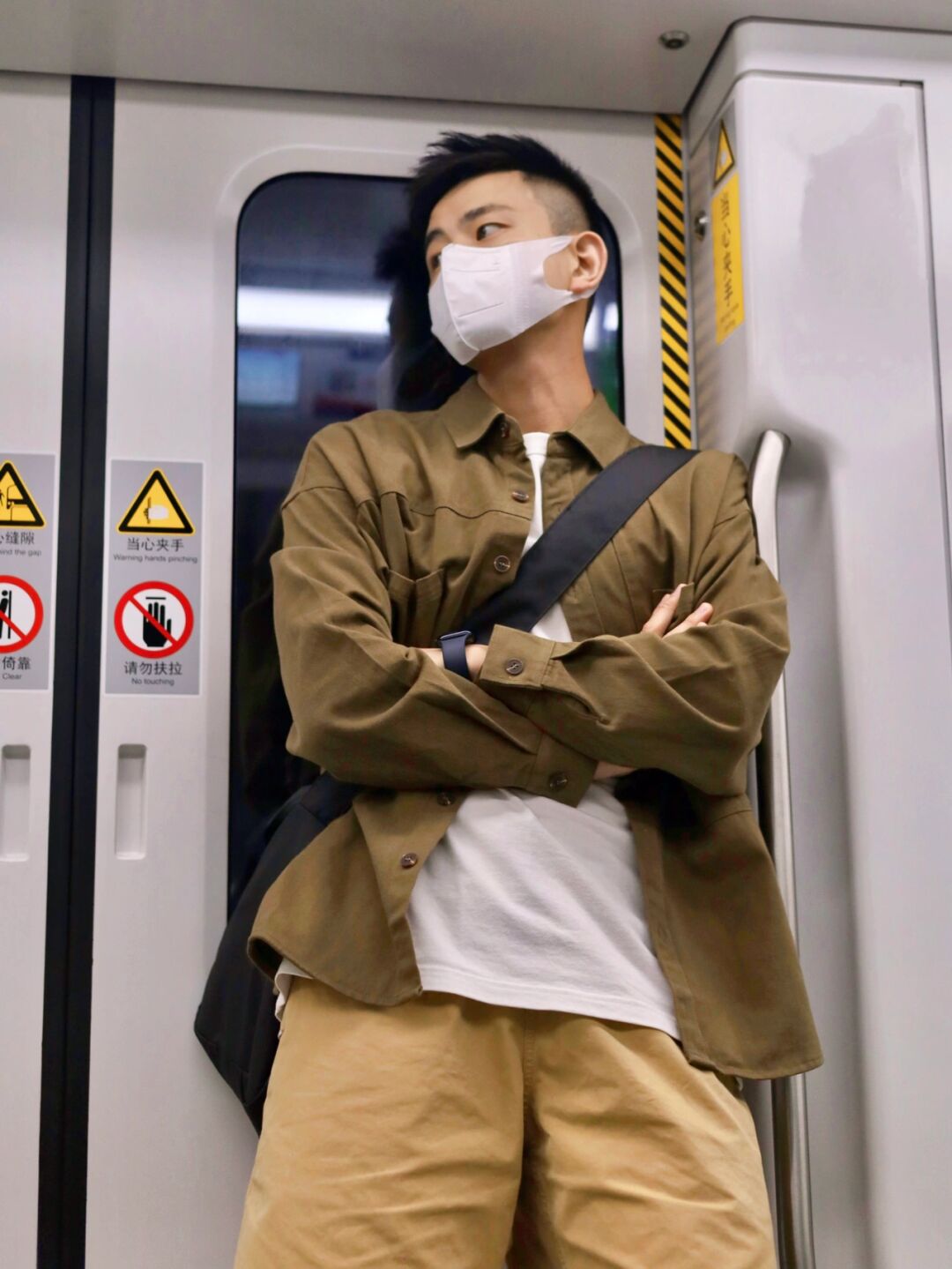 地铁偶遇帅哥# 戴口罩的帅哥戴口罩男生照片真实戴口罩帅哥帅哥戴