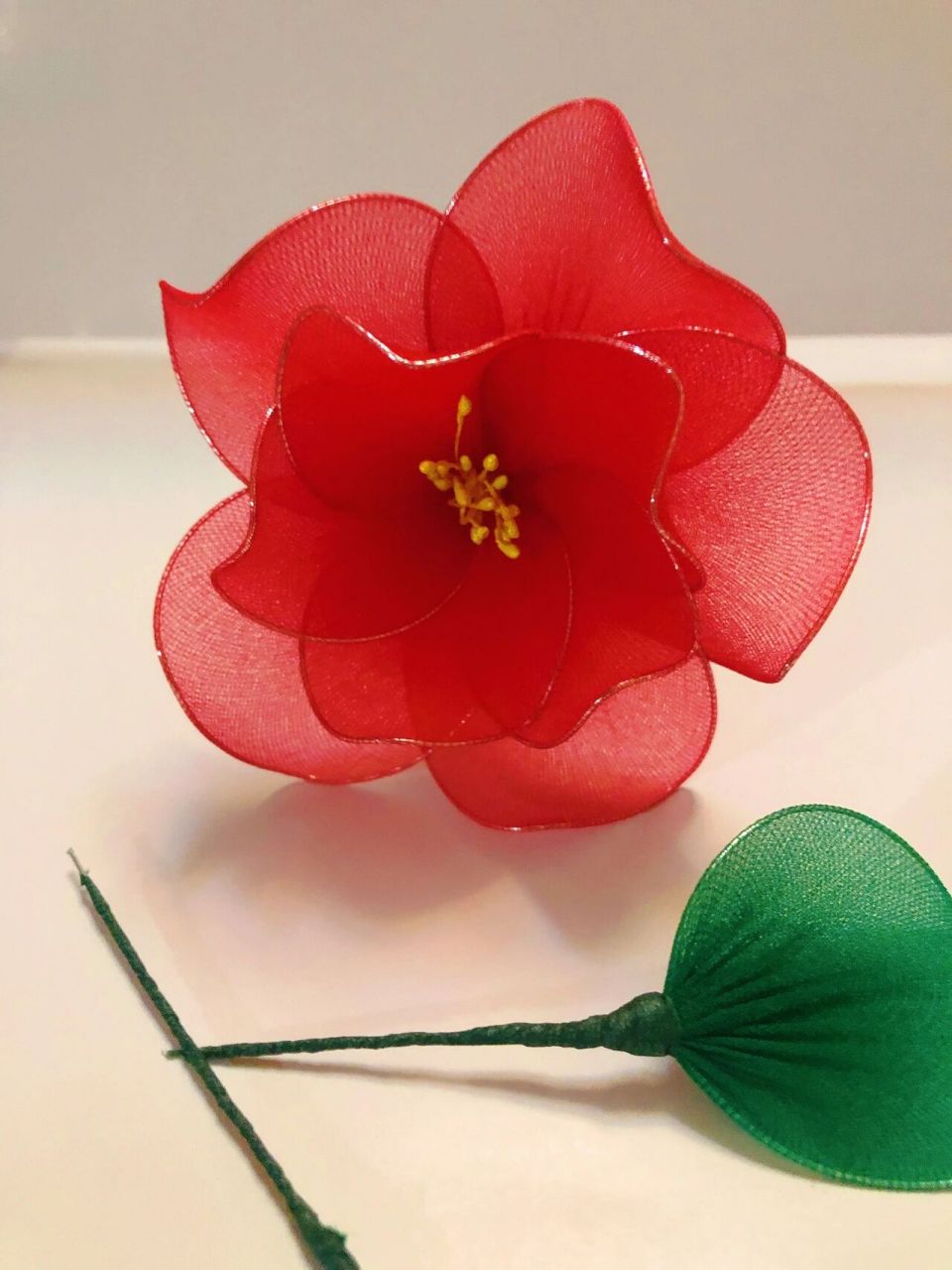 丝网花山茶花  材料:套筒5号和6号,qq线,红色绿色丝网,深绿色胶带,24