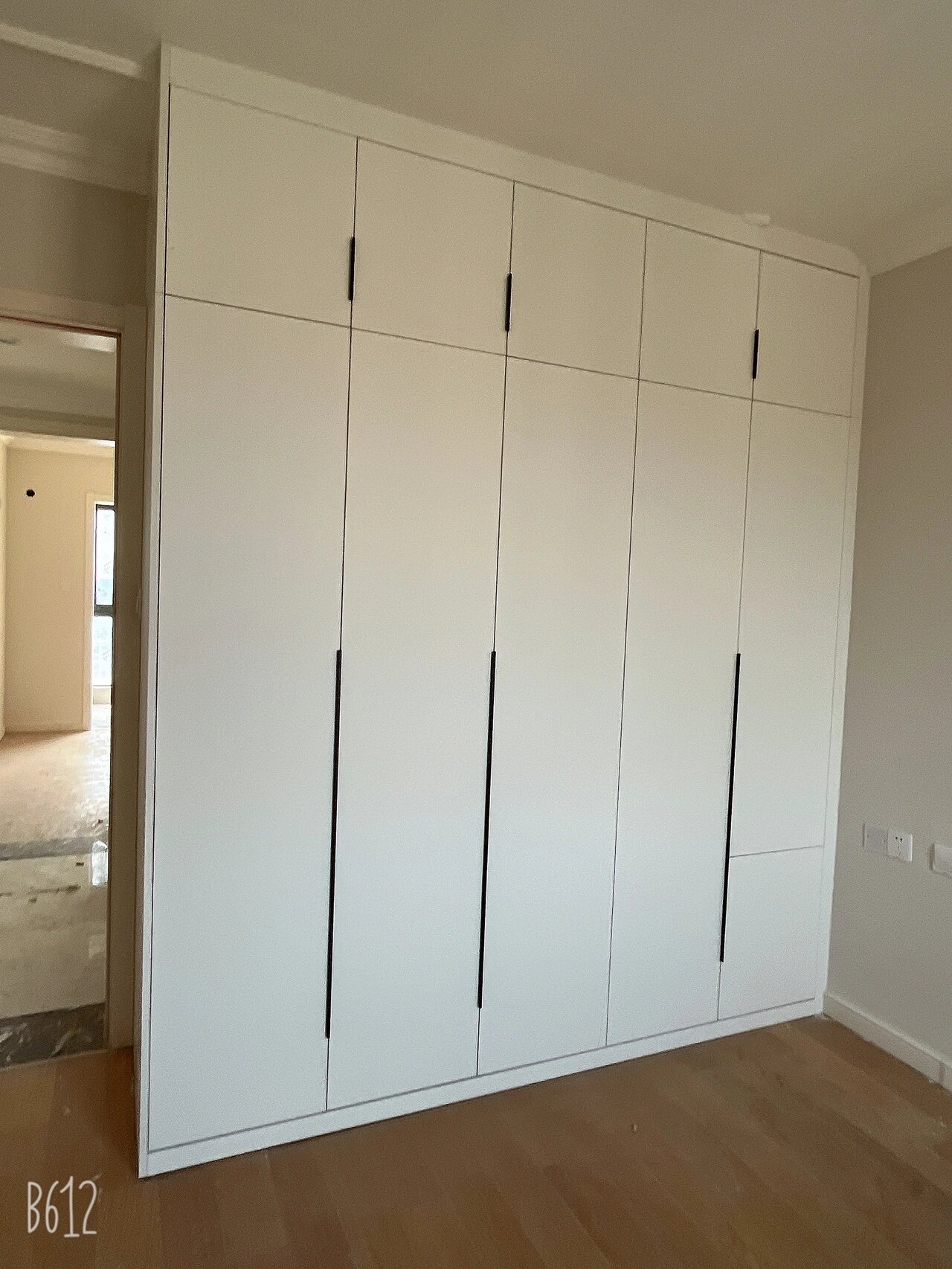 平板门衣柜 卡其色衣柜 平板门 卡其色柜门,配上内嵌1米长拉手,颜色