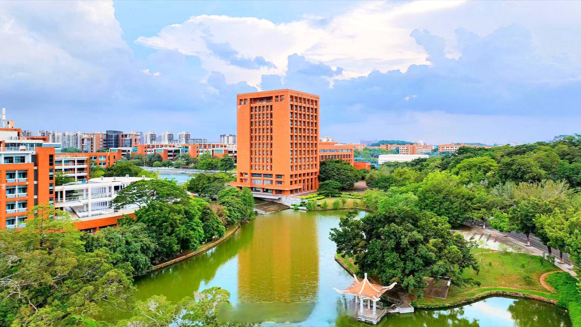 珠江江畔,湖滨路旁. 煌煌华工,知识殿堂. 博学慎思,春华秋实铸辉煌