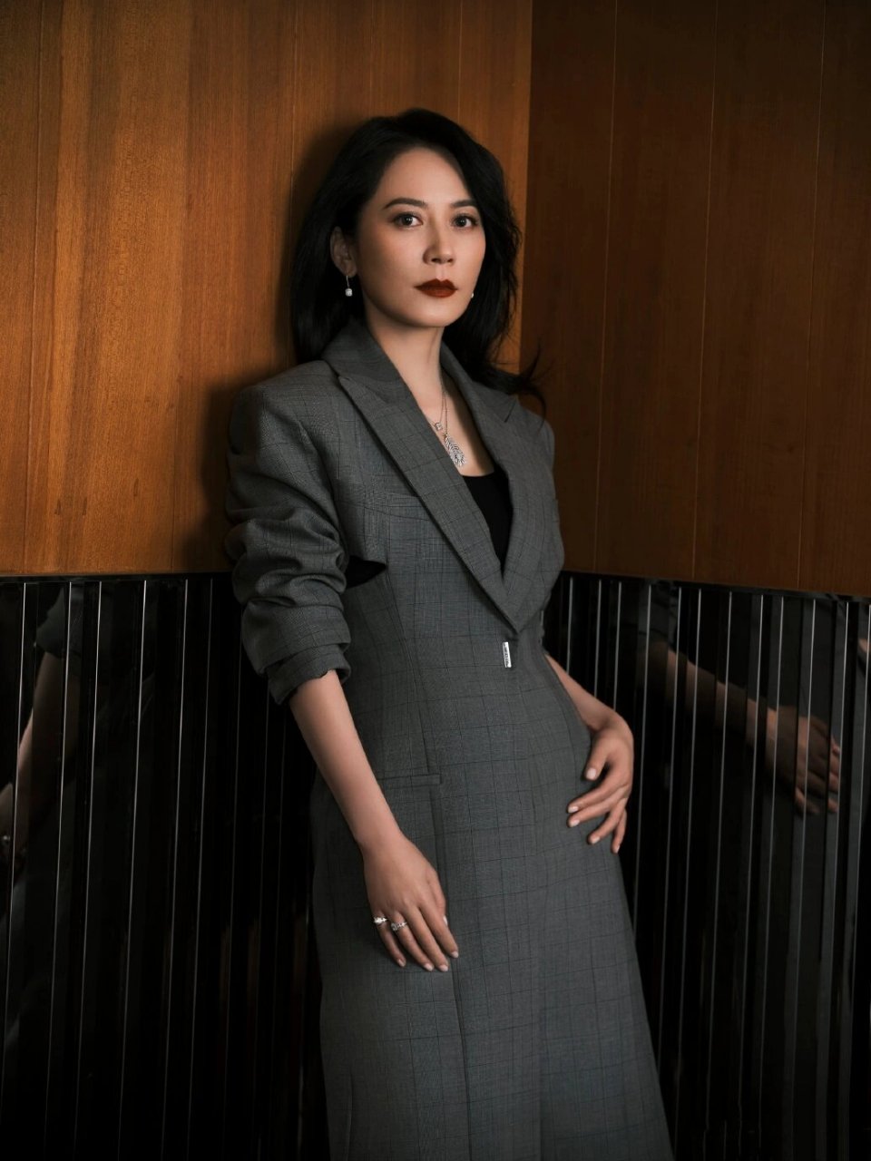 鸿渐浮光  岁月鎏金氛围感大片  细碎韵律混合着光影投射于俞飞鸿牡 