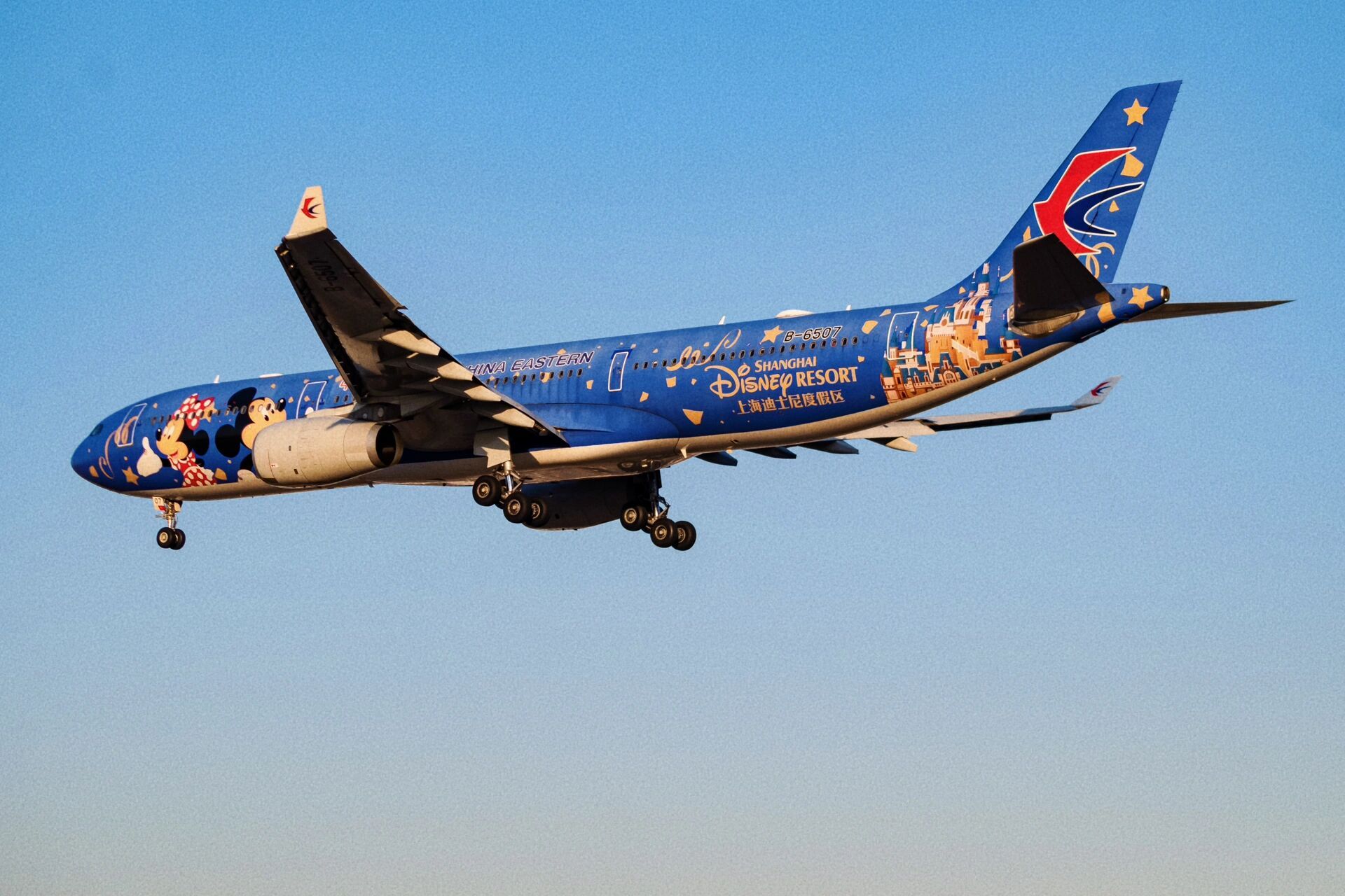 东航的米奇330彩绘机在深圳机场过夜了哎!