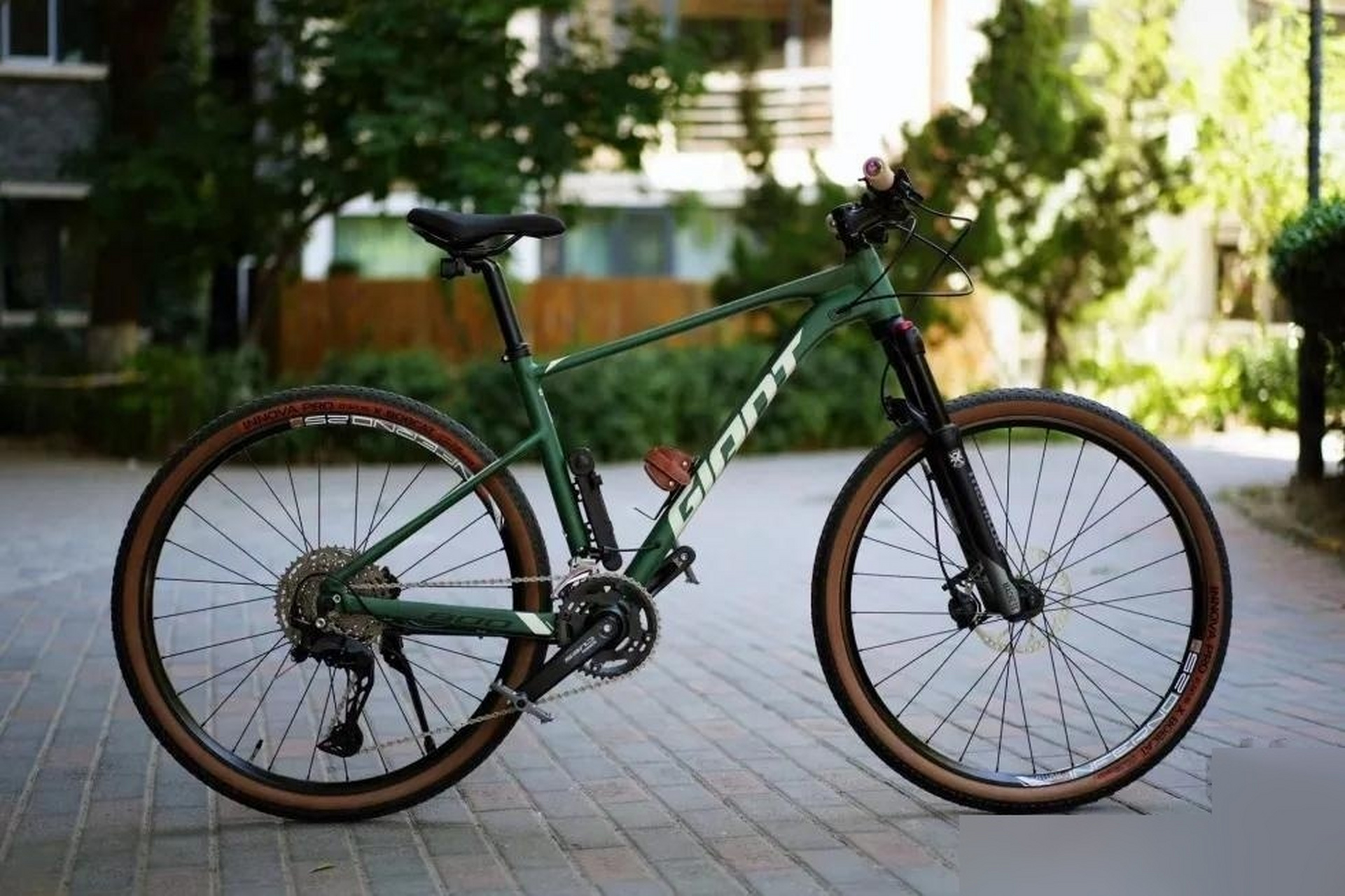 捷安特giant xtc800.自行车推荐 2024款的主要改变如下: 1.