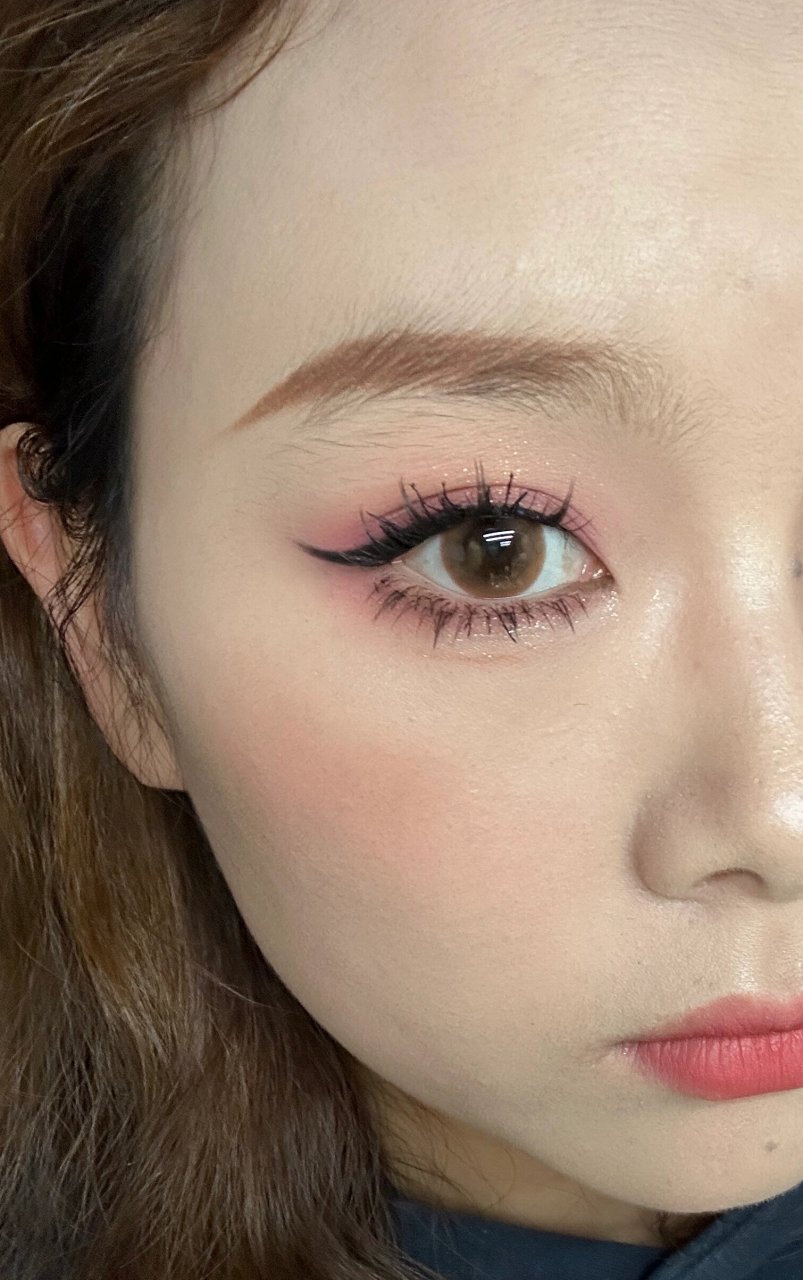 棕色眼线笔好看,还是黑色好看 画完才发现用错颜色了,懒得改了,明天再