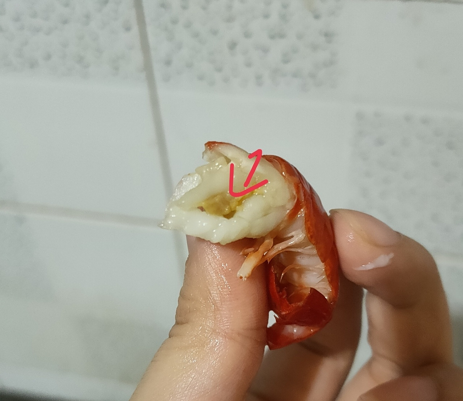 各位看一下 买的冰冻虾尾,解冻后看到虾尾这里黄色的,不知道是什么