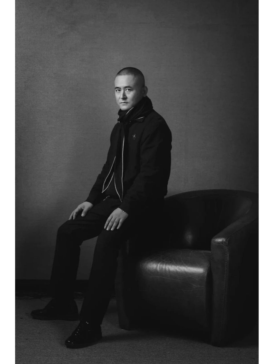 曾梵志年轻就很帅啊