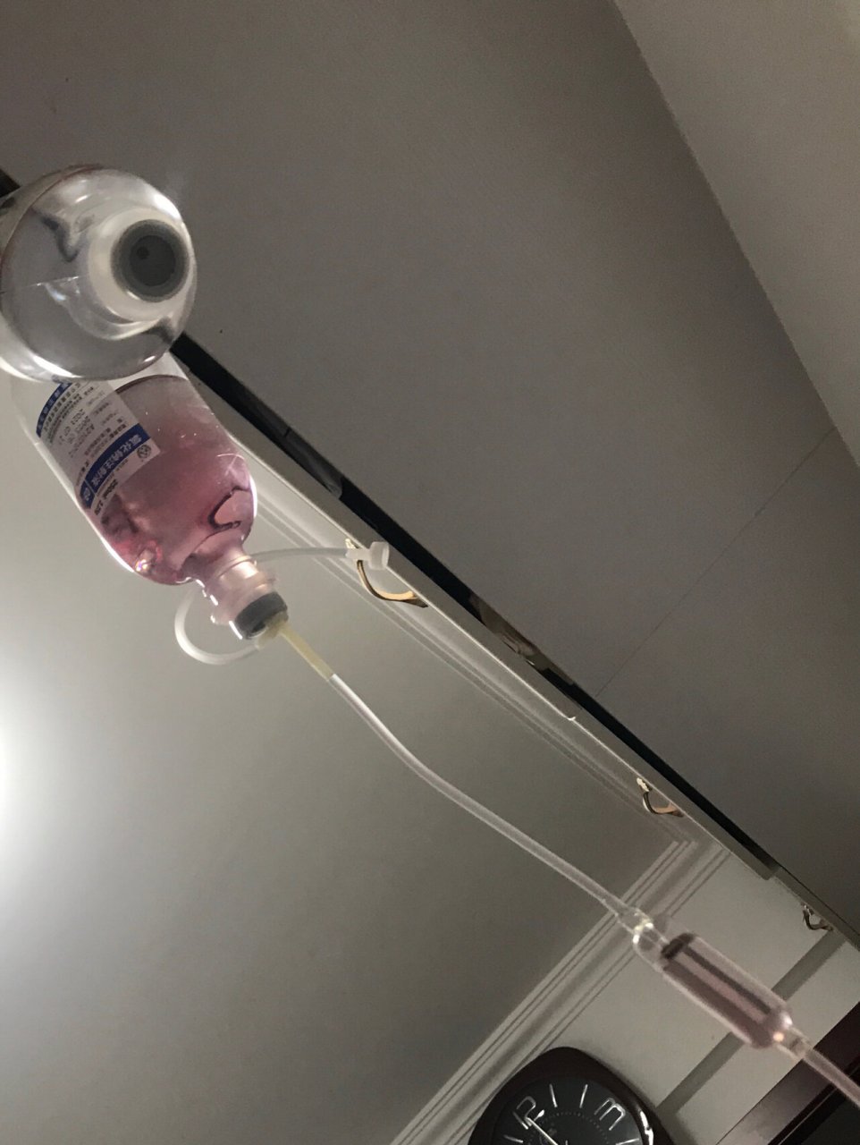 原来真的会有粉色的吊水 打点滴竟然打了粉色的 哈哈 不知道打完会变