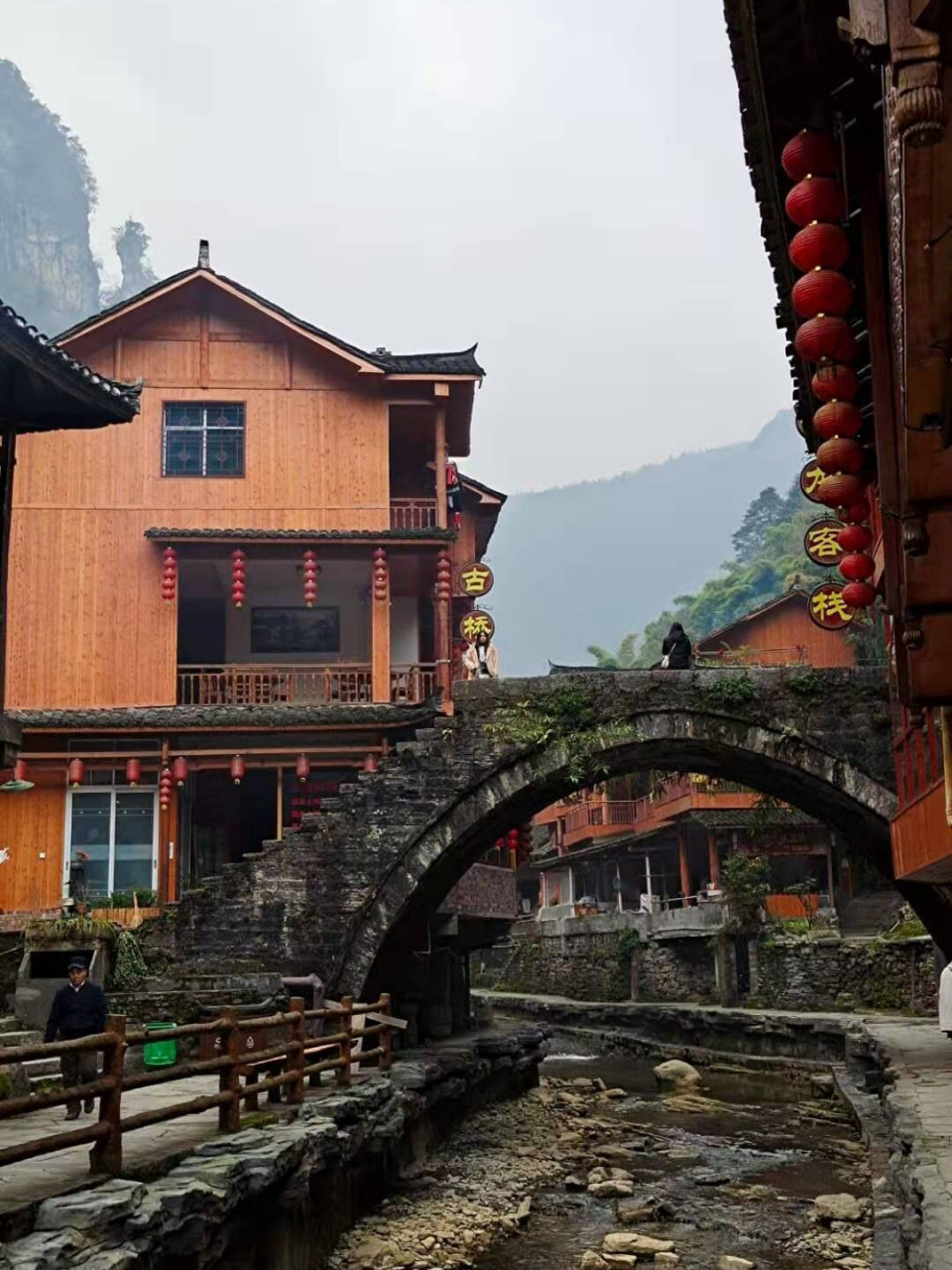 前言: 我们从吉斗苗寨到达德夯苗寨的车程是20多分钟.