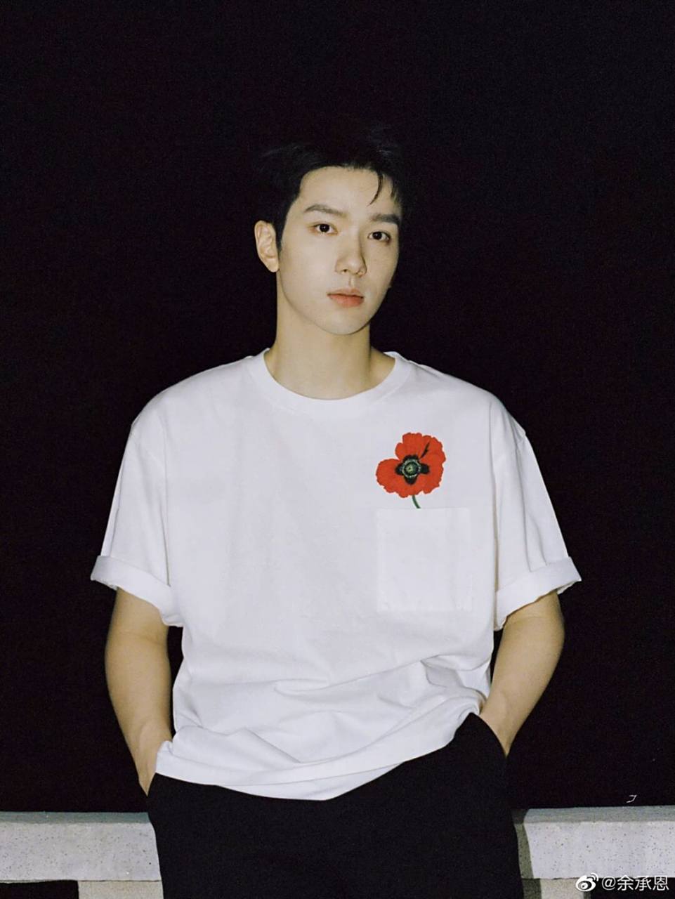 余承恩露台帅气写真～这颜值太能打了叭～ 分享余承恩在我们工作室拍