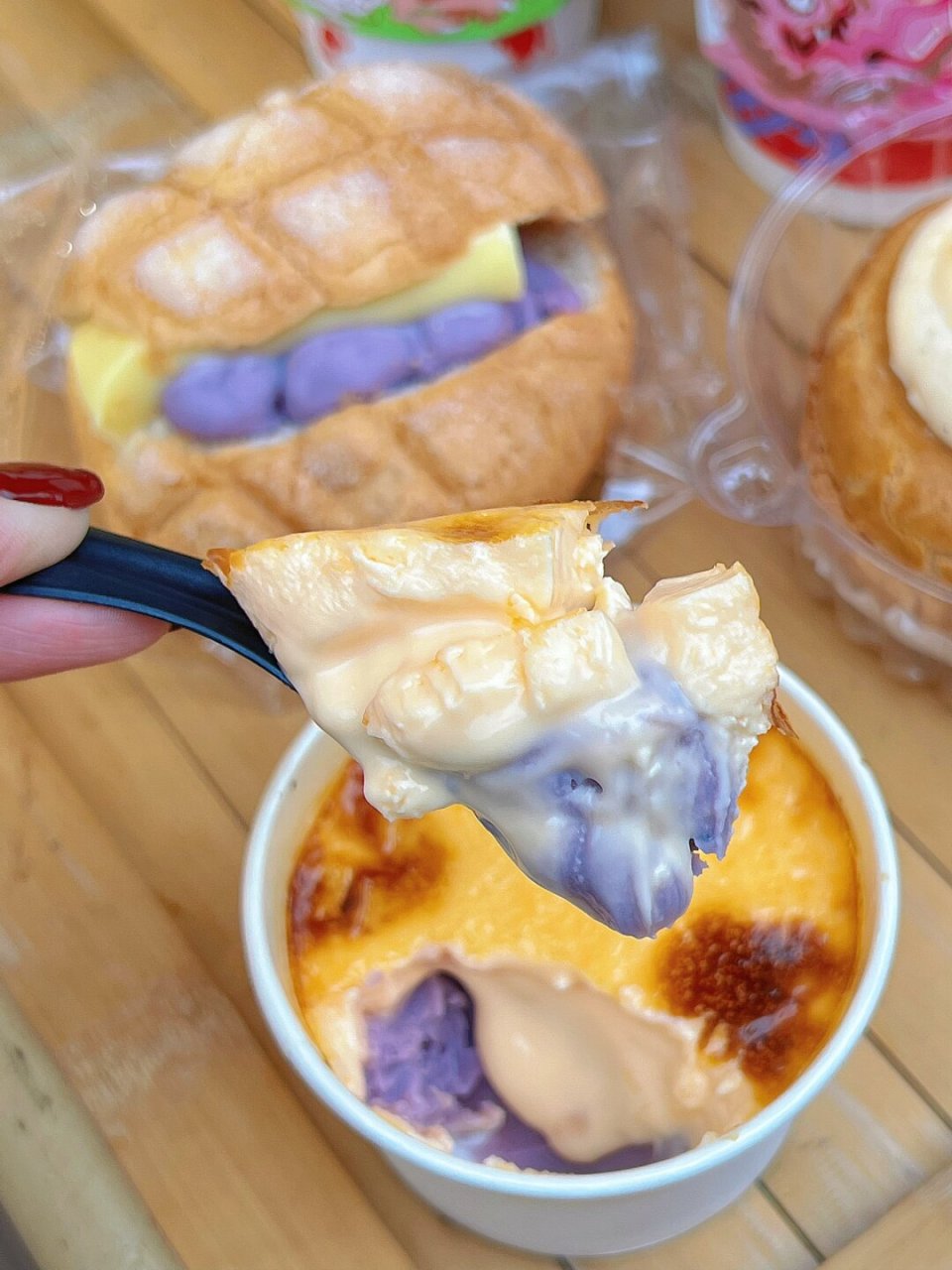 这么厚的芋泥才8r 芋泥奶冻菠萝包:8r90 酥皮又脆又甜,夹心是芋泥和