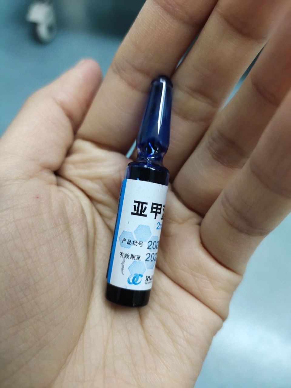 亚甲蓝,俗称美兰,一般用于定位,也会用于涂抹镇痛,在皮肤上呈现青绿色