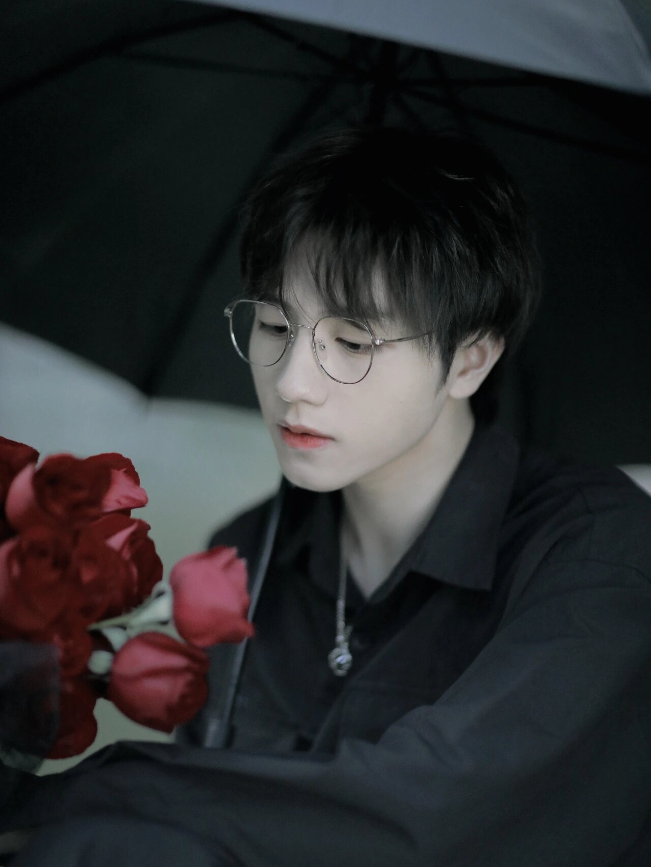 禁欲系玫瑰少年男生写真|黑衬衫红玫瑰绝了 "哪朵玫瑰没有荆棘,最好的