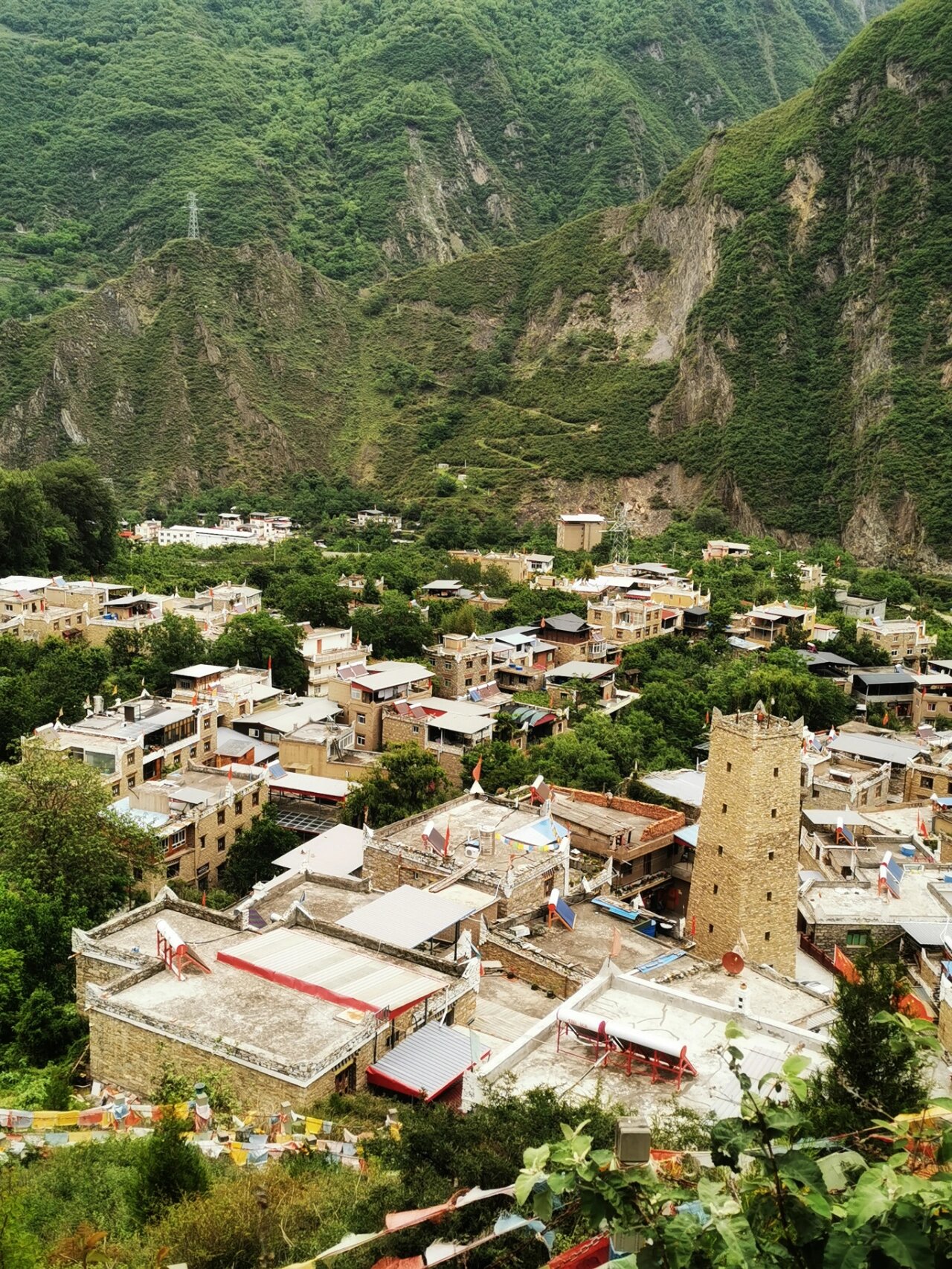 坡上的村落 甘堡藏寨是四川省理县甘堡乡的一个藏族村寨