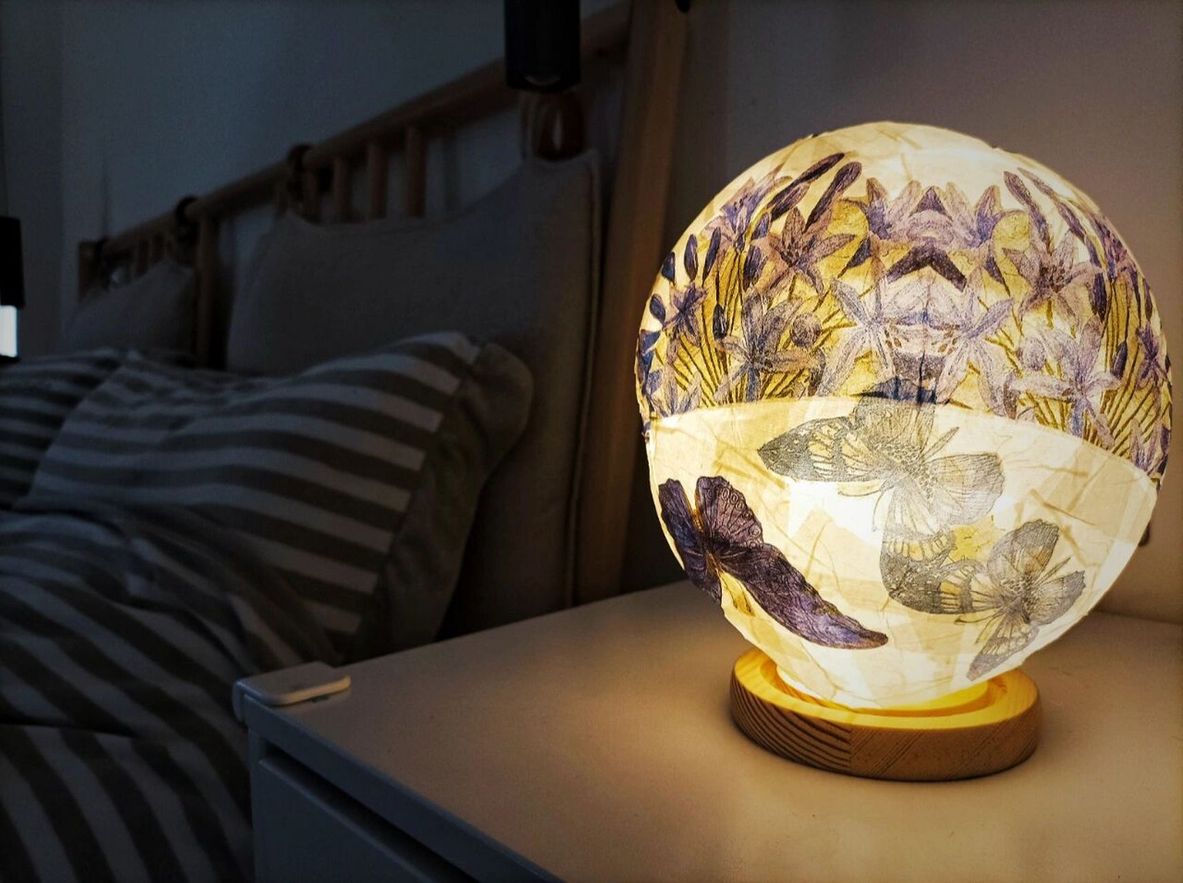 蝶古巴特小夜灯 材料:气球,宣纸,蝶古巴特纸,白胶,灯珠(底座)