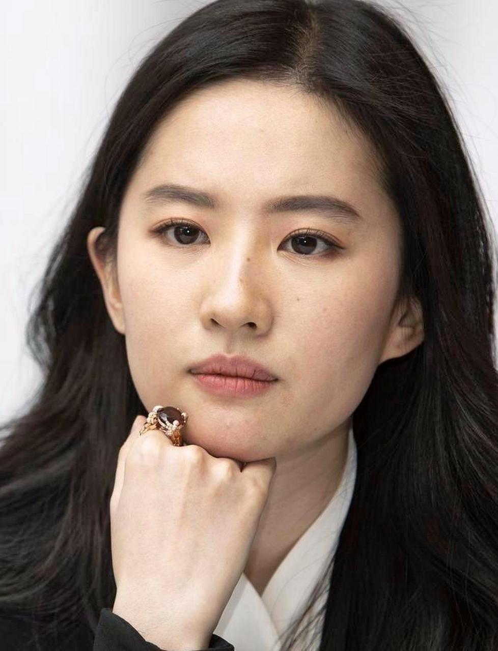 刘亦菲正面怼脸照,原来女神脸上这么多痣啊