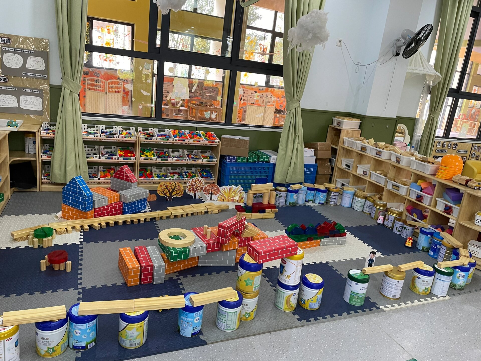 小班建构区搭建主题《秋天的公园》