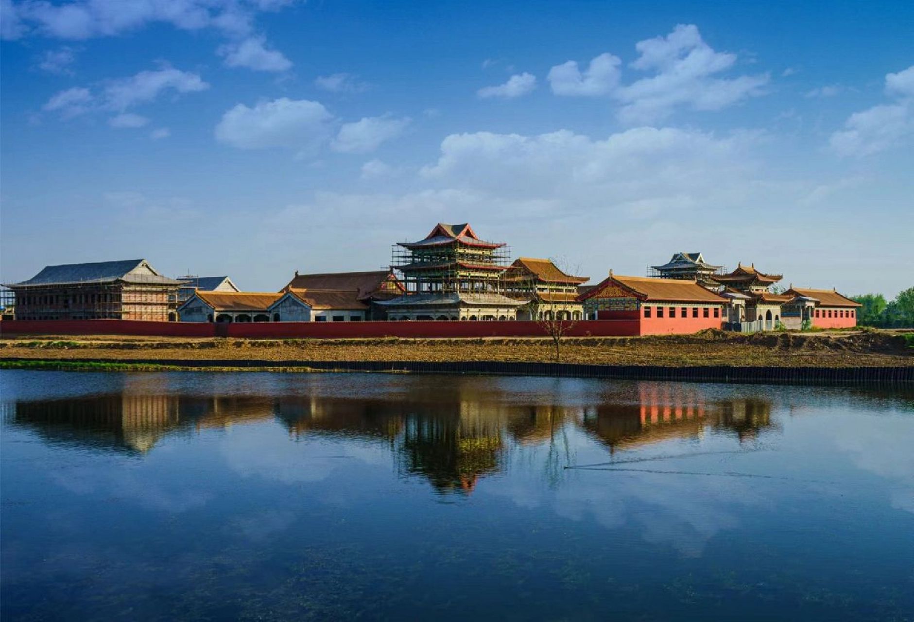 临泉旅游新景点 临泉新貌 临水厚史丰 泉河两岸清 新景勃生机 貌美