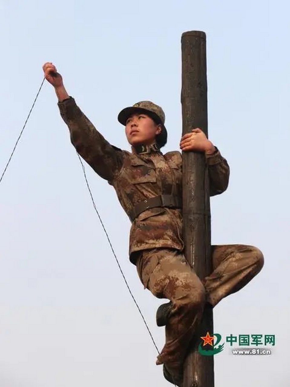 "攀登固定"是有线通信兵的基本功,分为攀登线杆和固定线缆两部分