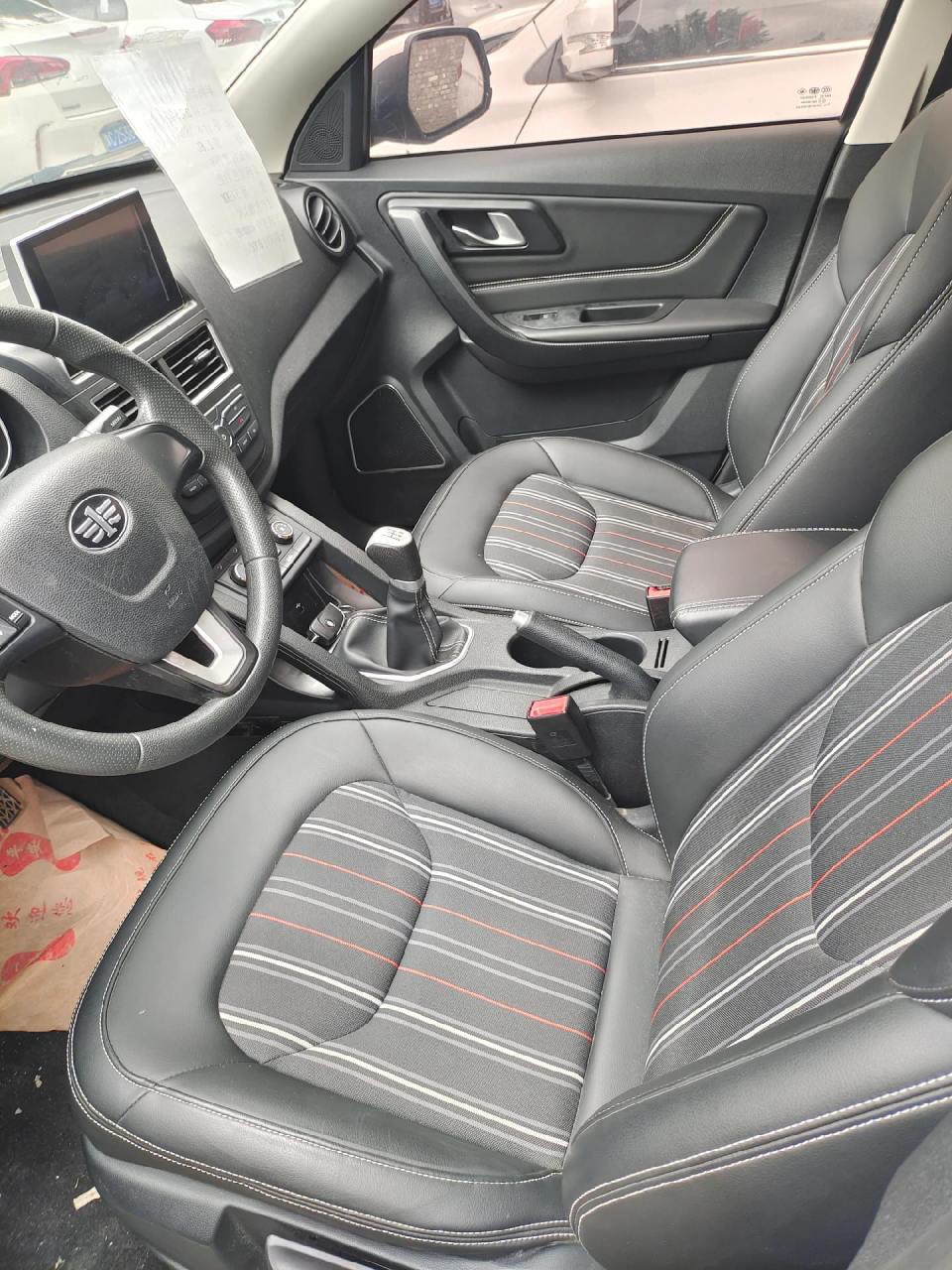 刚到家18年上牌手动挡奔腾x40,一手车行驶4万多,多功能方向盘大屏导航