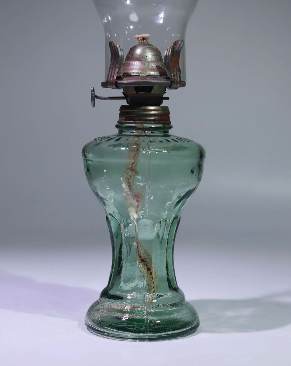 怀旧老玻璃煤油灯 怀旧老物件,器型特别,此灯座体中空,一次灌满油能用