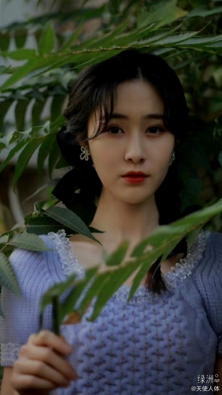 梁田紫色毛衣麻花辫甜美壁纸图集. #梁田