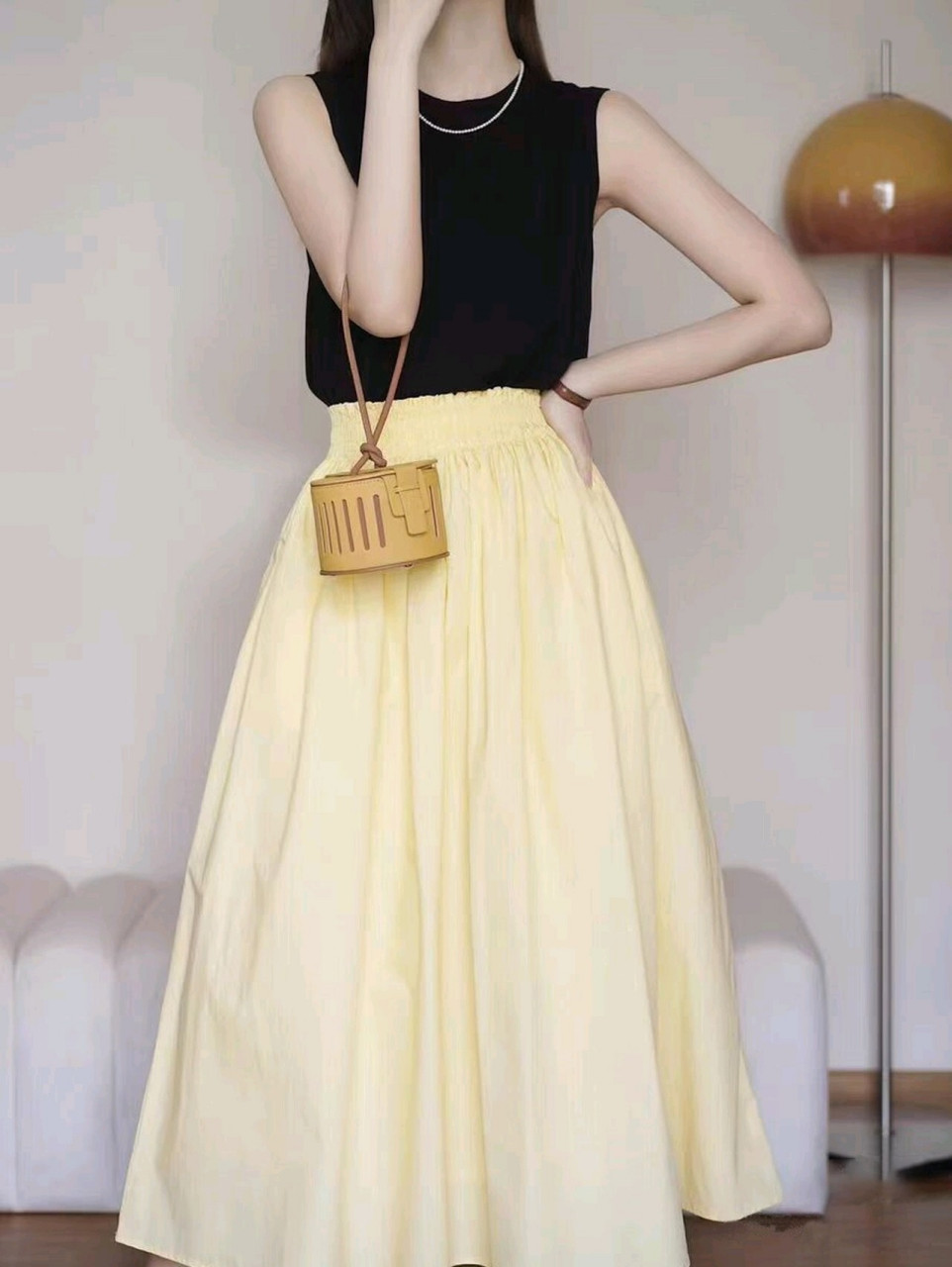 黄色半身裙搭配黑色上衣就很好啊 颜色好看.裙摆挺长的,还带口袋.