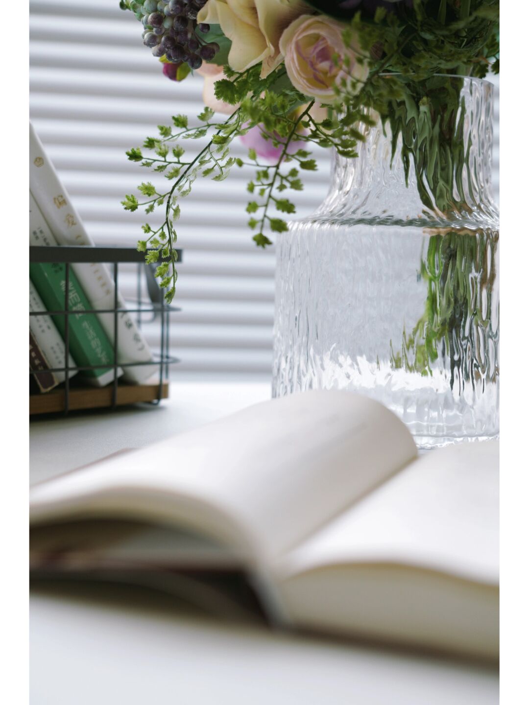 静静地坐在桌前, 享受自己的安静时光, 收拾好洁白的桌面, 换上厚重