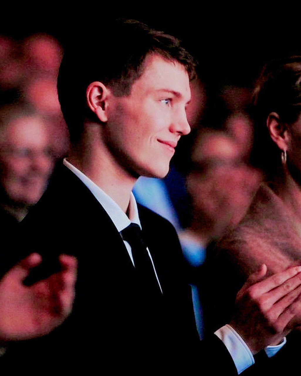 现年19岁的丹麦王子prince felix拍摄一组广告大片,黑衣寸头,据悉他刚