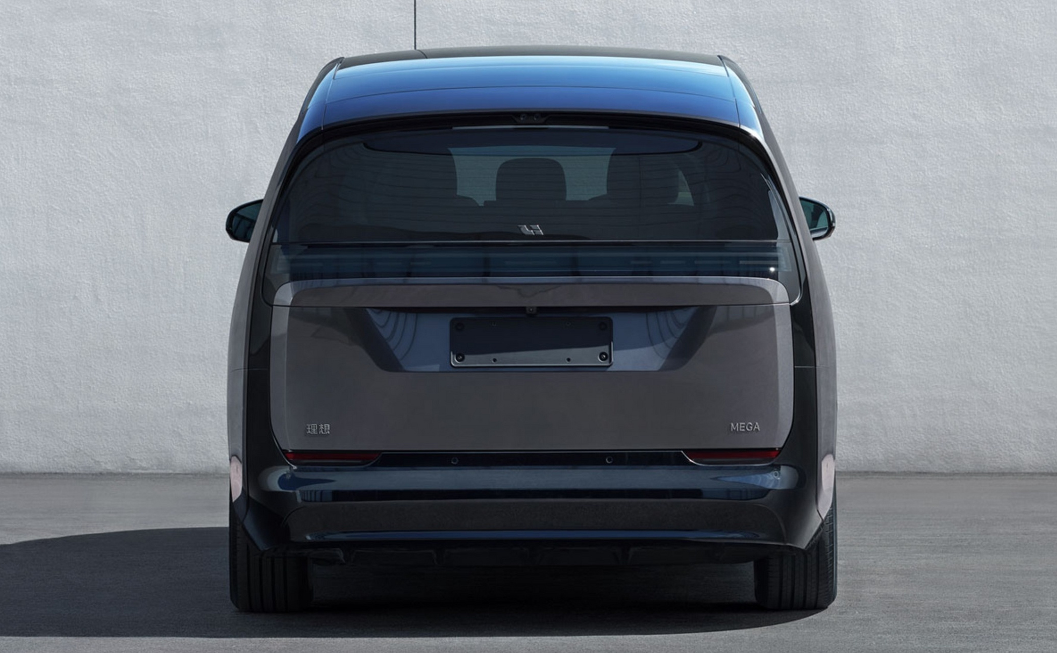 长宽高尺寸 5350*1965*1850 mm,轴距 3300mm,车高和轴距比小鹏 x9