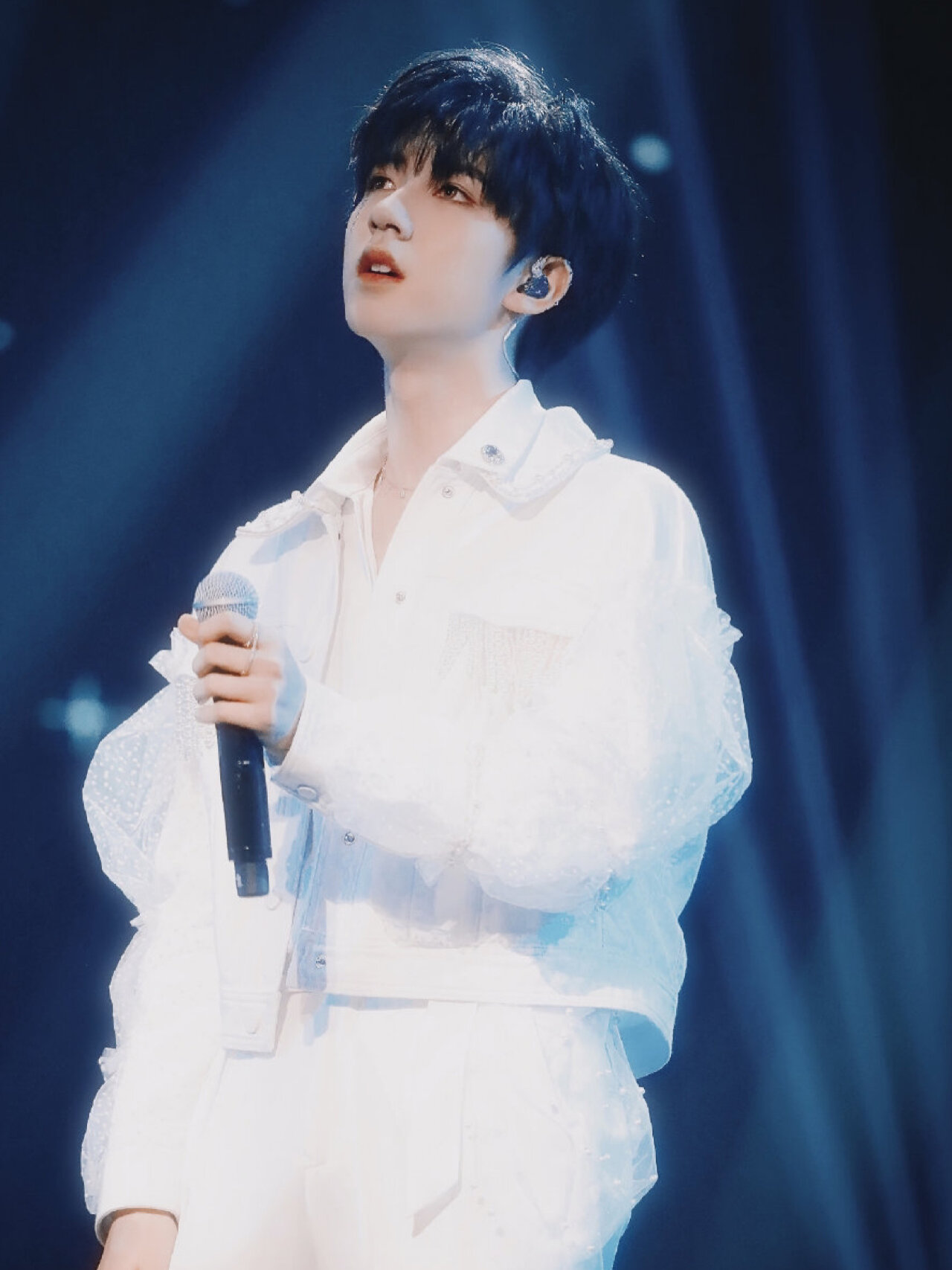 tnt贺峻霖个人简介|兔子少年,人间的四月天 贺峻霖,2004年6月15日出生