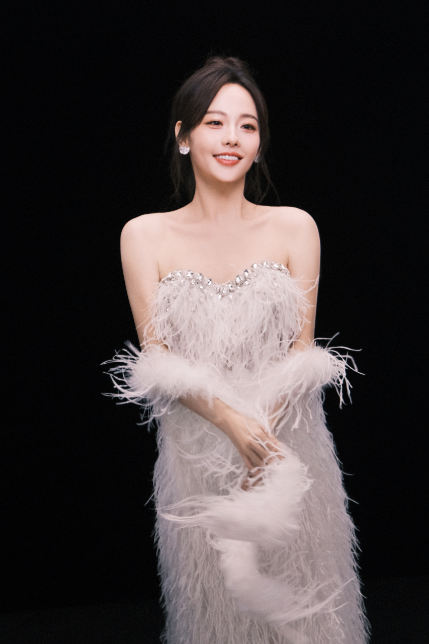 张嘉倪白色抹胸羽毛裙,轻盈柔美自在从容