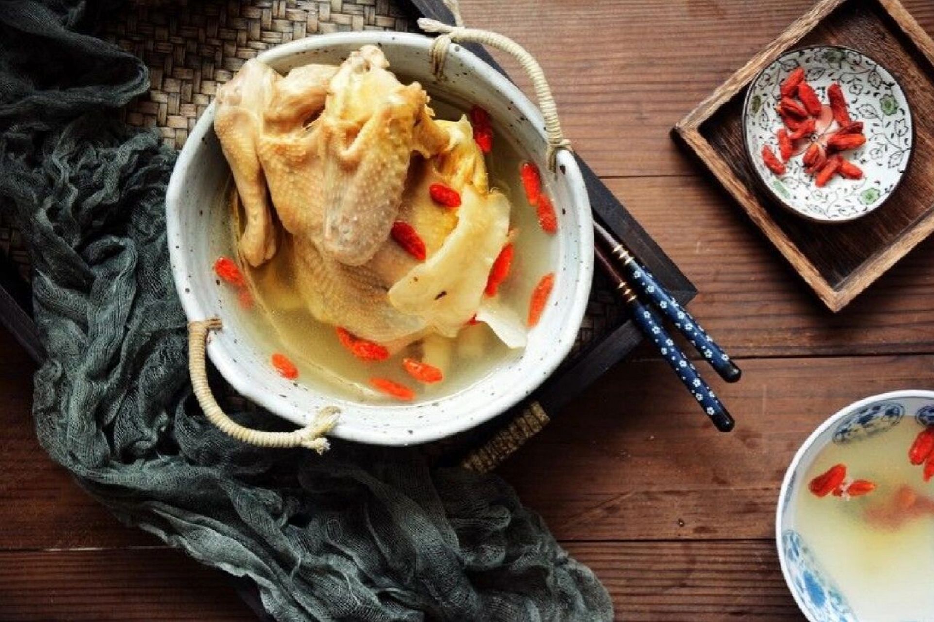 天麻炖鸡汤(缓解头痛,神经,衰弱) 天麻炖鸡,特有的鲜香味美,而且营养