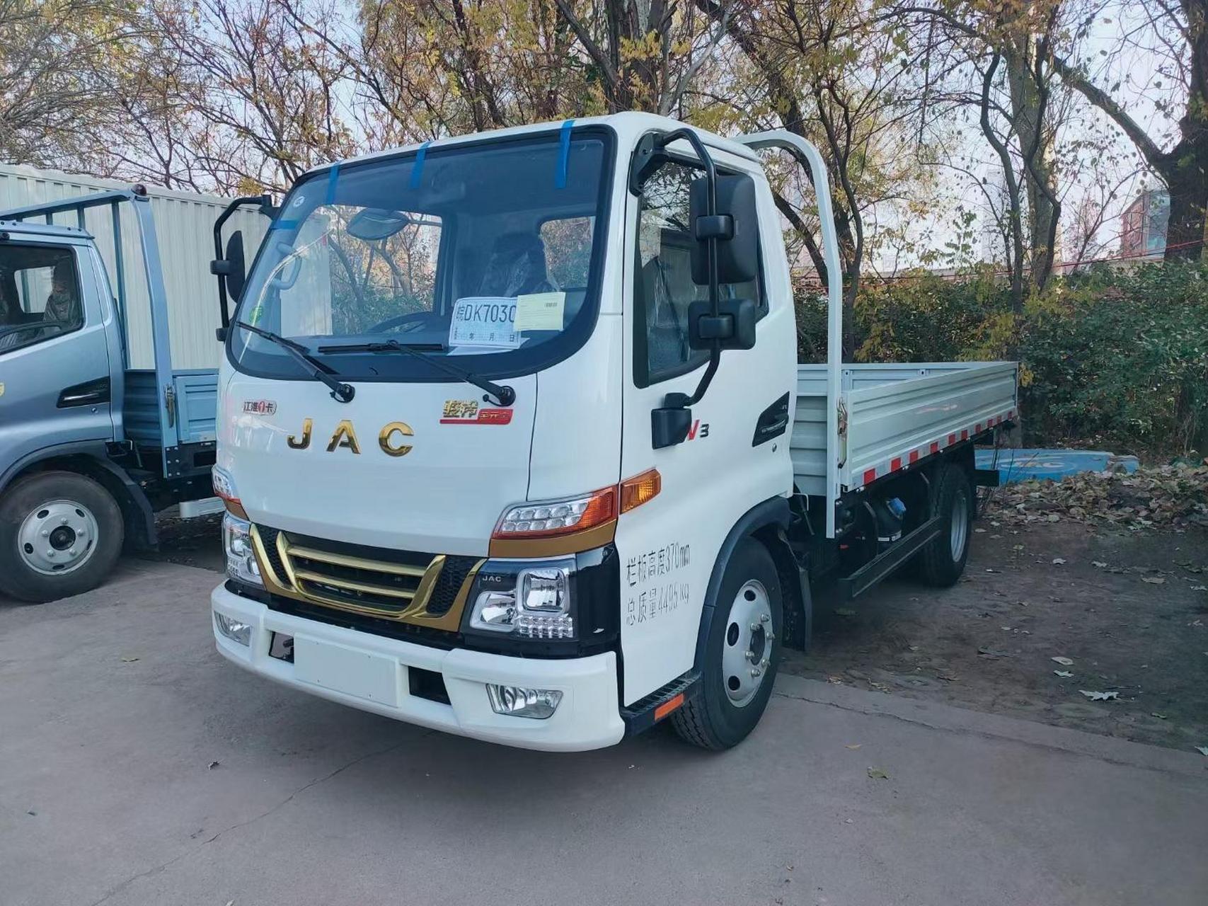 轻卡货车,江淮骏铃  3.8米厢车,8万多