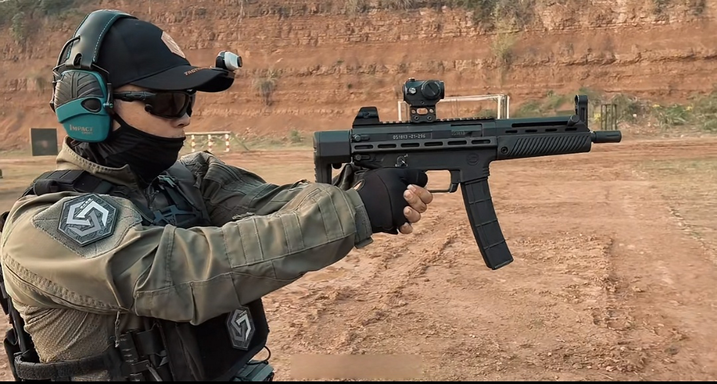 国产新式冲锋枪,军队,武警,警察均有装备.