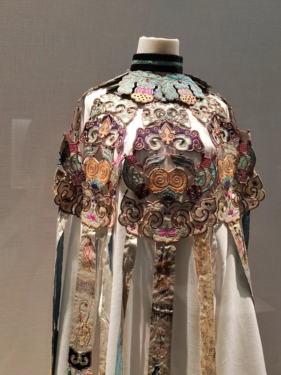 今天去逛了郑州博物馆 云肩真的好精致好漂亮 !