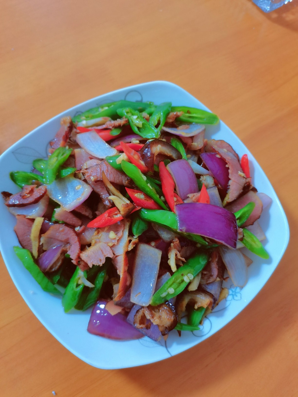 洋葱炒腊肉 ——————02—————— 	 食材: 	 腊肉,洋葱半个