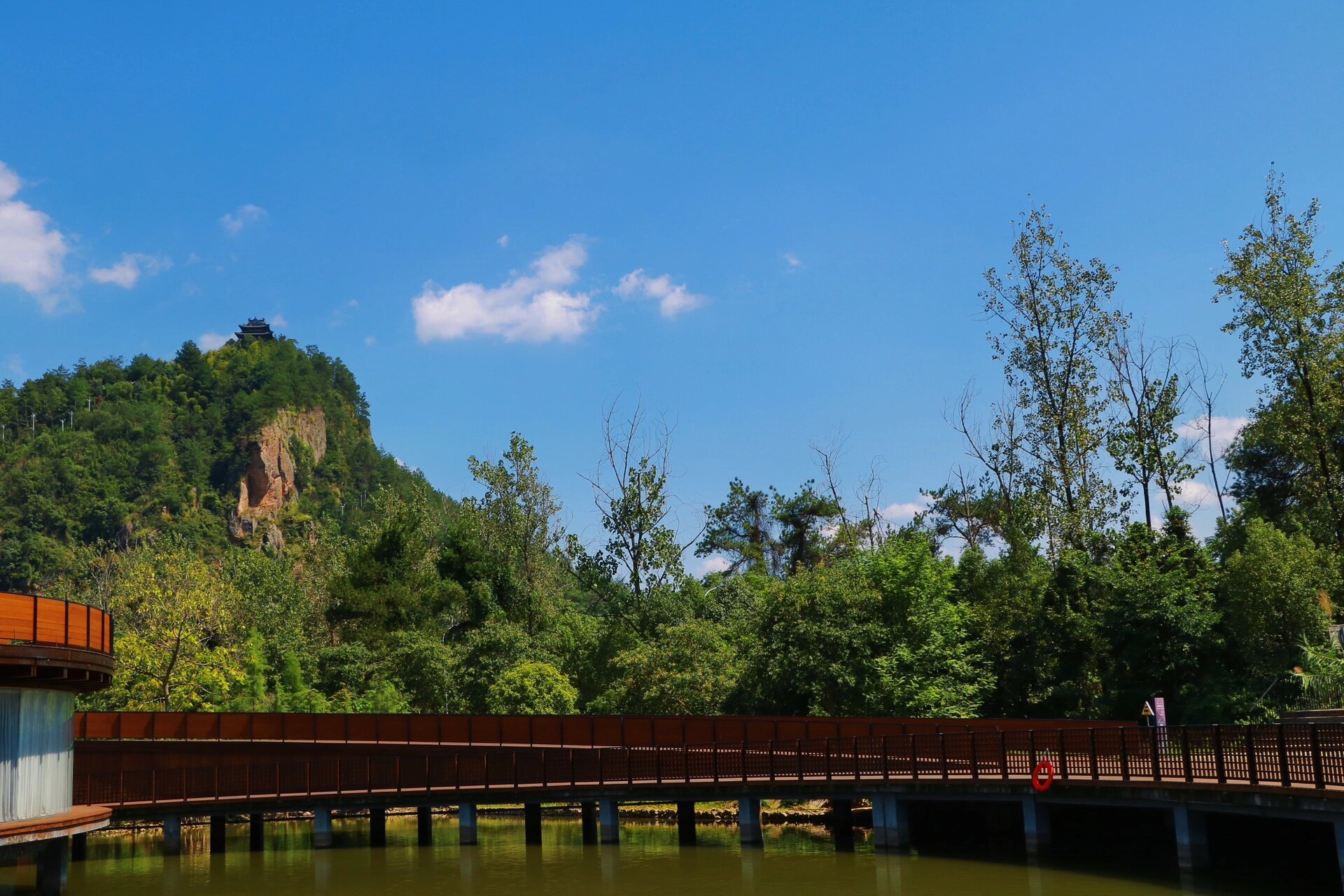 丽水松阳|独山驿站 独山驿站,的特色造型在湛蓝的天空下呈现,别是一番