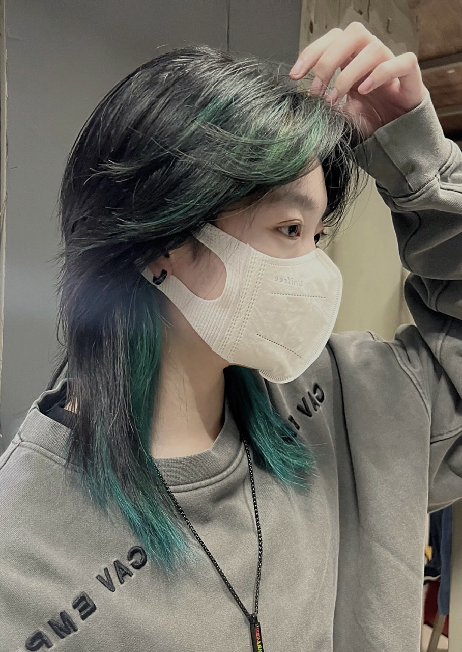 酷帅的发型 挂耳染狼尾鲻鱼头 狼尾鲻鱼头的特征就是前短后长,两边刮