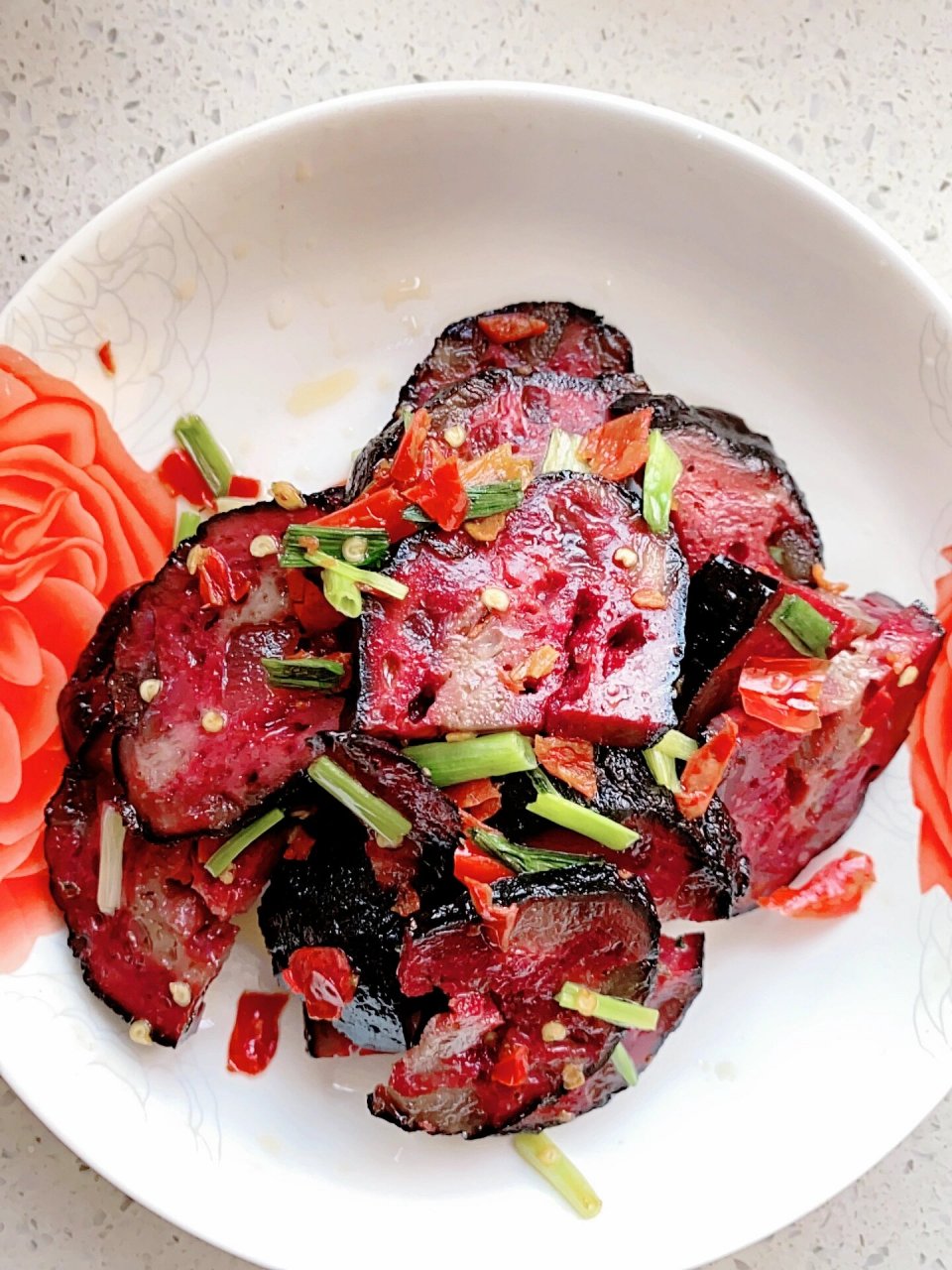 家乡美食:猪血丸子 猪血丸子又称血粑豆腐或猪血粑,是湖南邵阳(及所辖