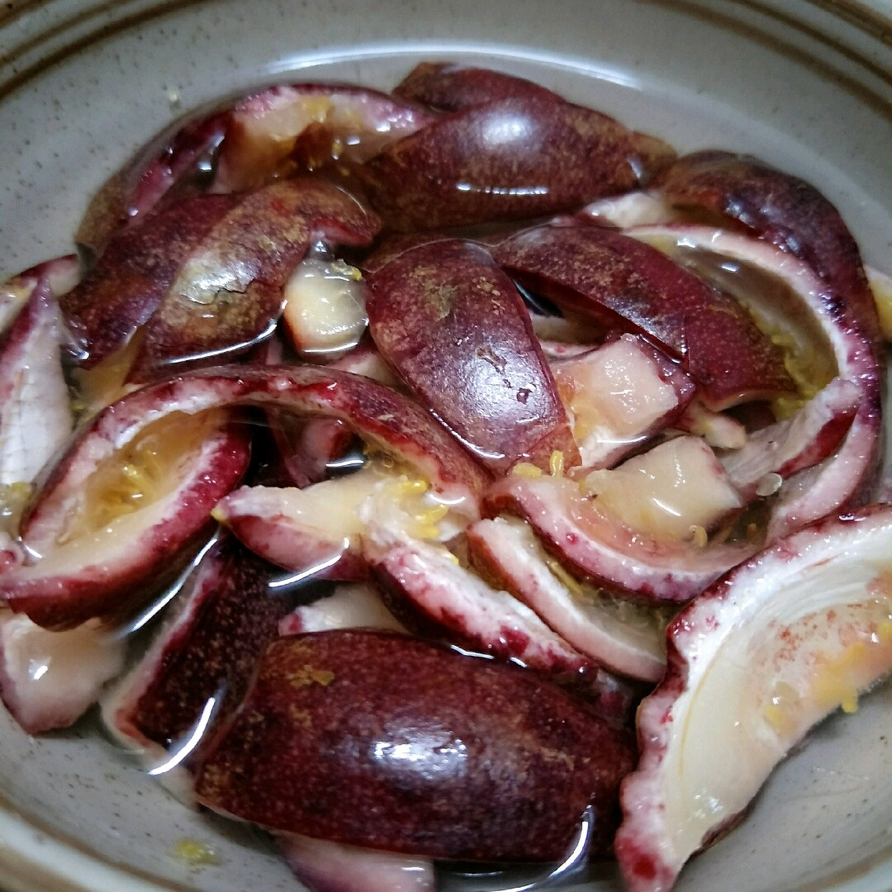 百香果不止果肉好吃,连皮都是美味# 食材:百香果,冰糖,柠檬汁几滴,盐