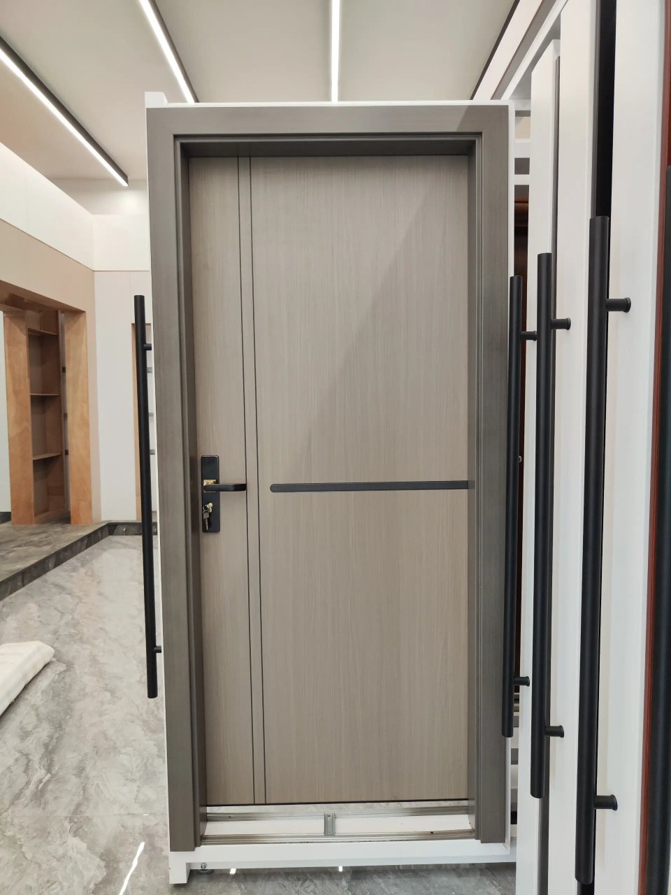 一,尽量选全铝合金门框-铝木门 有很多小伙伴都陷入了"纯实木的就是