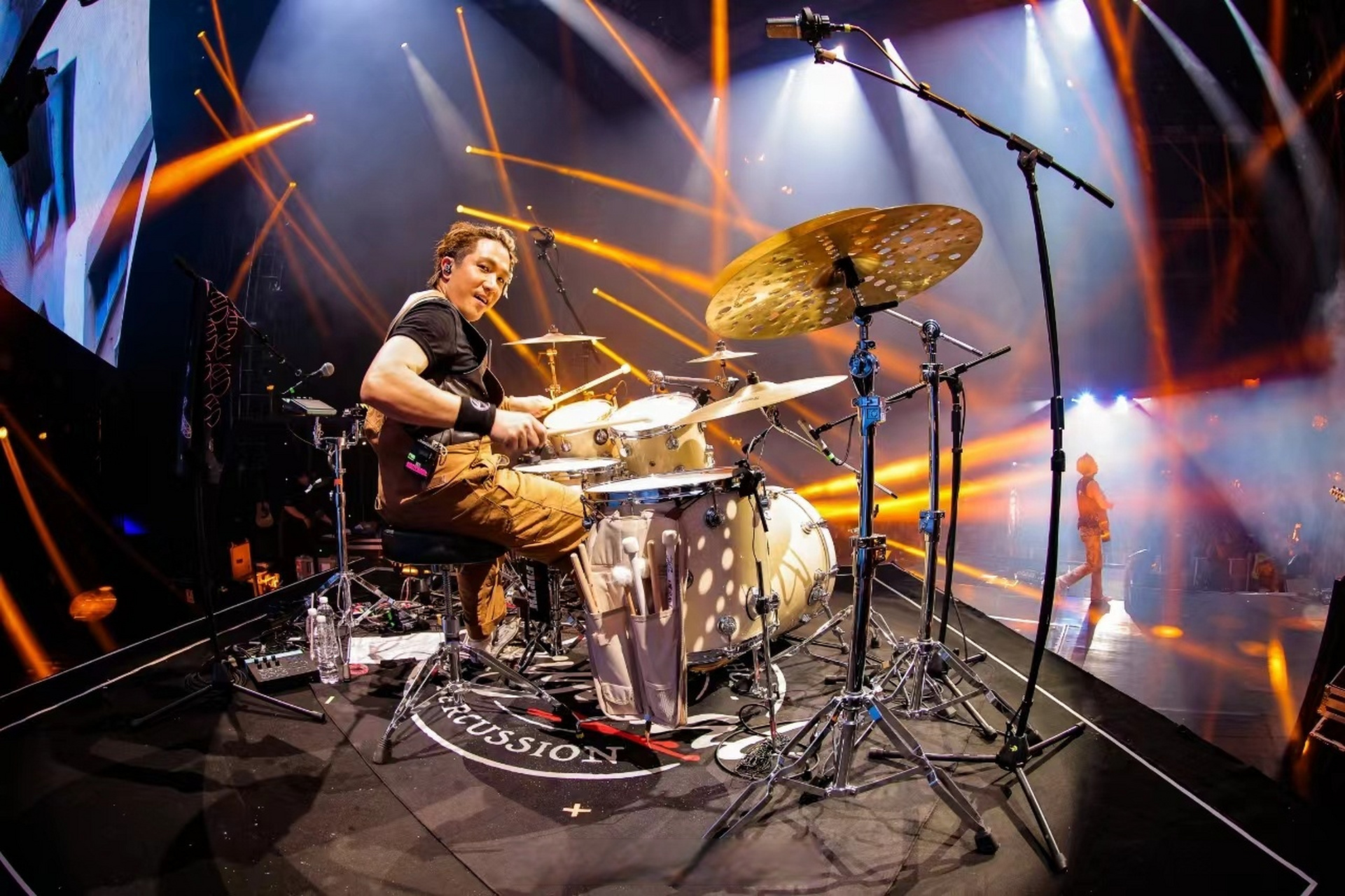 是谁跟我要的12月2日suppermoment深圳演唱会门票的717515 现在