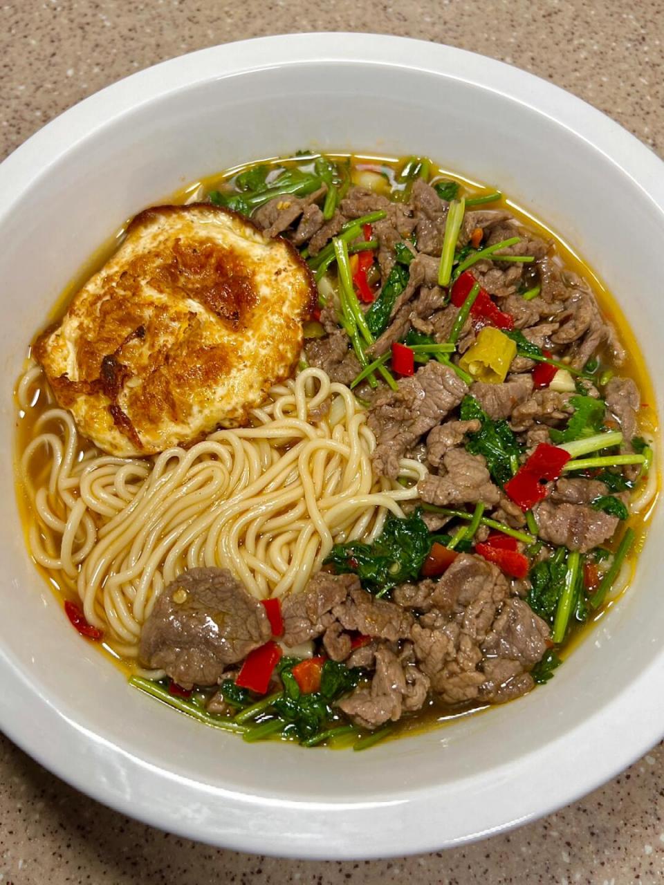 朋友们这碗小炒牛肉面真的好吃哭了,求你们都快去做!