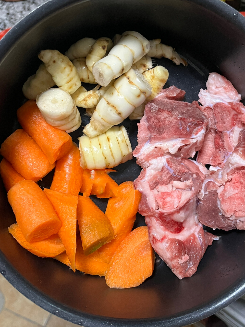 竹芋红萝卜猪骨汤 |节后清润肺胃的好汤水 竹芋,又名竹薯,又名结枝粉.