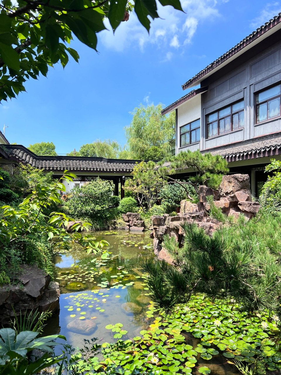 中国刺绣艺术馆 座落于苏州高新区镇湖镇,镇湖是苏绣艺术之乡,有8000