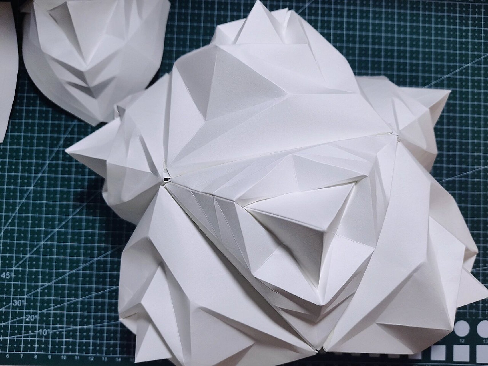 立体构成—多面体 是十四面体 六个大块八个小块拼成的多面体 画完