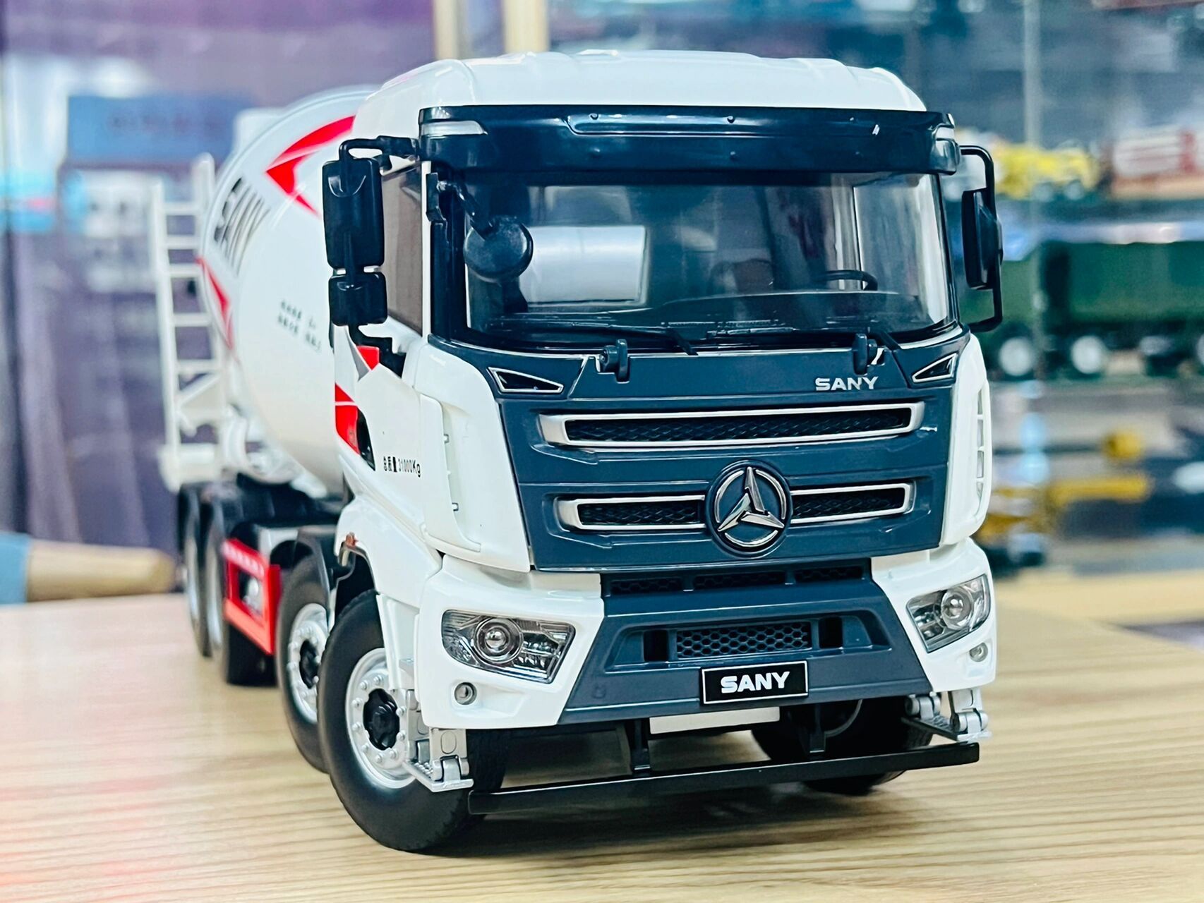 1/24 三一重工搅拌车模型 今天带来一款国产1/24的工程车,来自三一